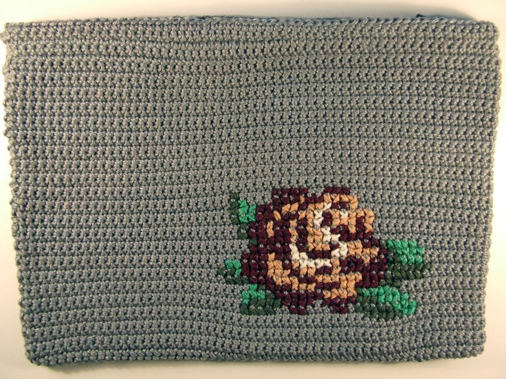 crochet-clutch-rose_5